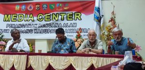 Bupati Jayapura menyaksikan peragaan Teknologi Tepat Guna Pengolahan Air Bersih