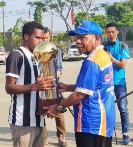 Bupati Jayapura menerima piala U-14