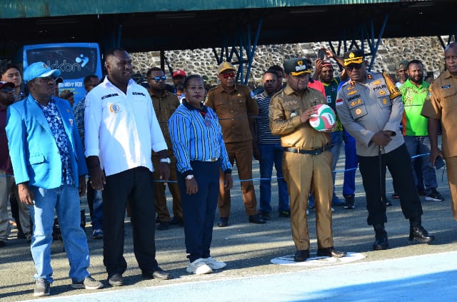 Wakil Bupati Jayapura, Haris Richard S. Yokhu, SH di dampingi Ketua PBVSI Kabupaten Jayapura yang juga sebagai Kapolres Jayapura, AKBP. Umar Nasatekay, S.IK dan Ketua KNPI Kabupaten Jayapura, Christopher P. Suebu saat hendak melakukan servis bola pertanda di bukanya secara resmi Turnamen Bola Voli Bupati dan Wakil Bupati CUP IV Tahun 2025 di Lapangan Upacara Gunung Merah Sentani, Selasa (27/05/2025).