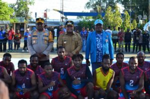 Wakil Bupati Jayapura, Haris Richard S. Yokhu, SH di dampingi Ketua PBVSI Kabupaten Jayapura dan Ketua KNPI Kabupaten Jayapura bersama salah satu tim 
