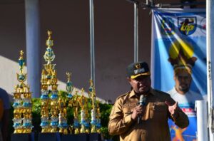 Wakil Bupati Jayapura, Haris Richard S. Yokhu, SH saat sedang memberikan sambutan dalam proses pembukaan Turnamen Bola Voli Bupati dan Wakil Bupati CUP IV Tahun 2025 di Lapangan Upacara Gunung Merah Sentani, Selasa (27/05/2025).