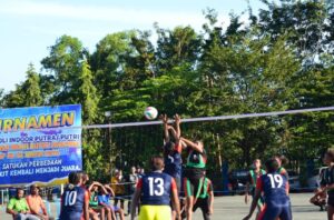 Dua tim voli putri sedang bertaanding sebagai partai perdana pada Turnamen Bola Voli Bupati dan Wakil Bupati CUP IV Tahun 2025 di Lapangan Upacara Gunung Merah Sentani, Selasa (27/05/2025).