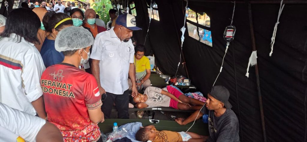 Membantu Pasien, Bupati Jayapura Pastikan Penanganan Pasien Dugaan Keracunan MBG Berjalan Maksimal