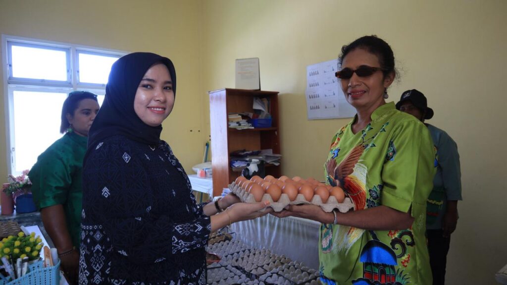 Dinas Perkebunan dan Peternakan Kabupaten Jayapura Salurkan Bantuan Telur Lokal untuk Penanganan Stunting di Waibu