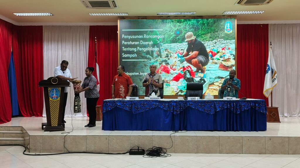 Pemkab Jayapura Gandeng WWF Gelar Kick Off dan FGD Penyusunan Raperda Pengelolaan Sampah