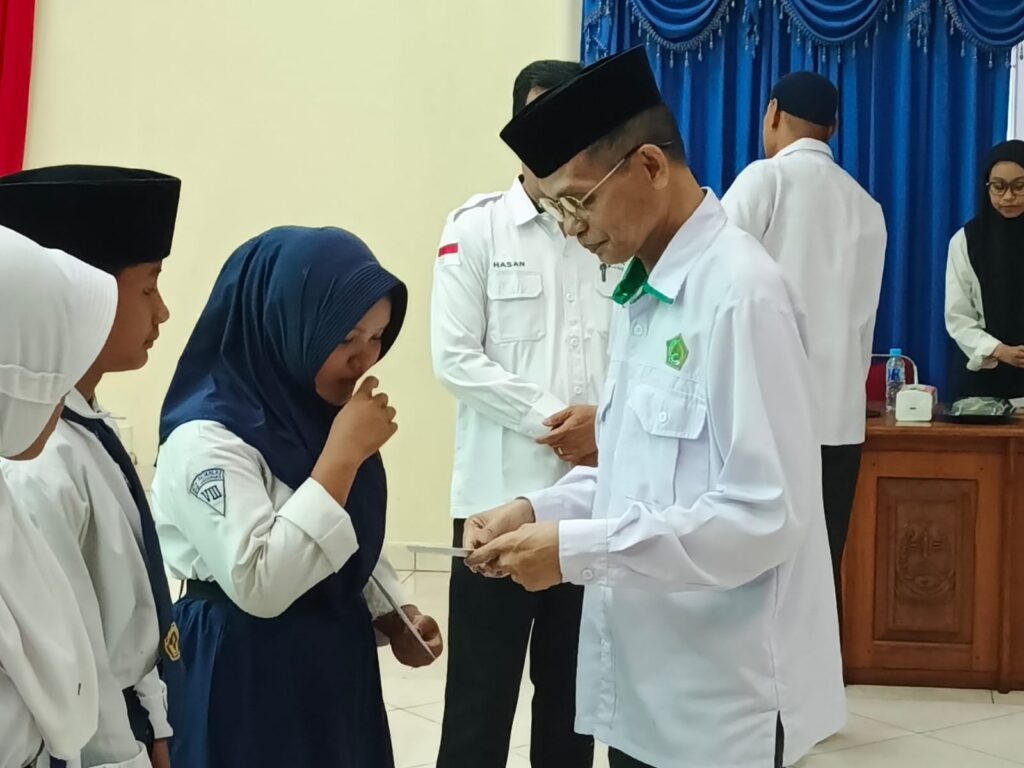 BAZNAS Kabupaten Jayapura Salurkan Beasiswa bagi Siswa Berprestasi